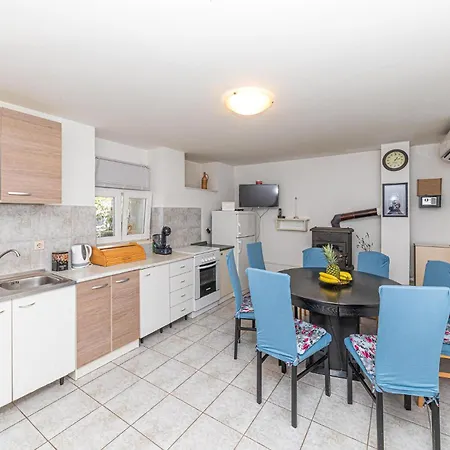 Pet Friendly In Prgomet With Kitchen *